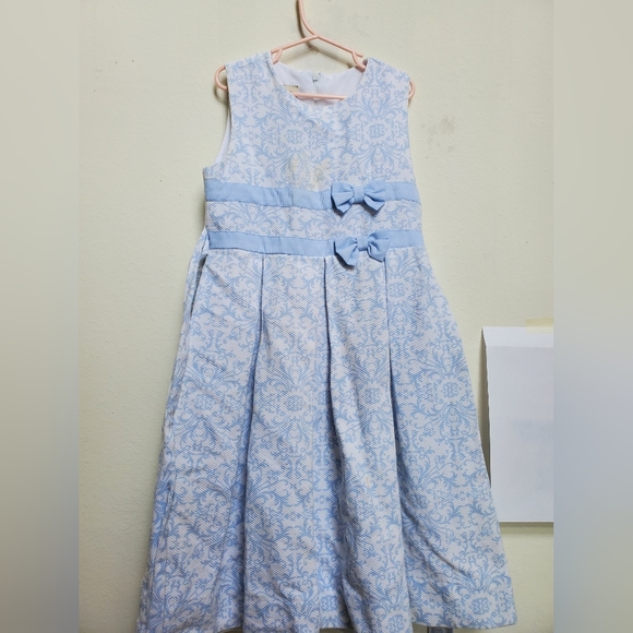 A soft blue and white dress - Picture 2 of 3